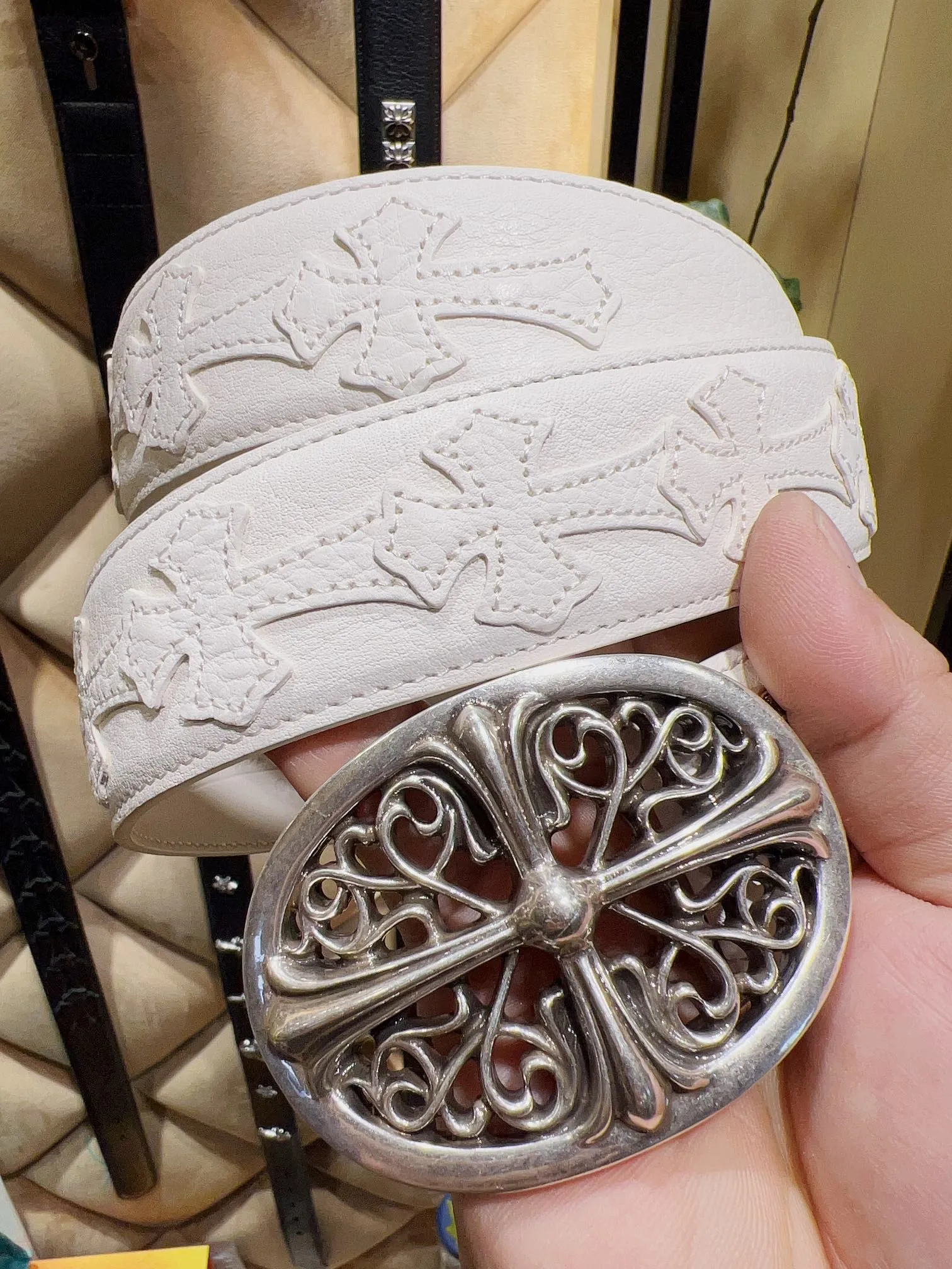 💰760💰Full package💰 💍Purchase level 𝐂𝐡𝐫𝐨𝐦𝐞𝐇𝐞𝐚𝐫𝐭𝐬Cro Heart ⚡️🌹Size Width 3.8cm⚡️🌹Vine Guardian White Cross Belt "Removable Style" Fusion of gothic style rock punk street hip hop Material ⚡️🌹Original waxed cowhide and 💯brass buckle plated with 925 silver (fidelity) What you see
